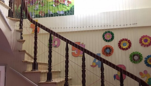 Tại sao cần lưới bảo vệ cầu thang trường học